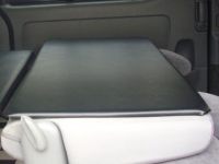 �n�C�G�[�X�ɃZ�J���h�V�[�g�o�b�N�}�b�g�𑕒������摜