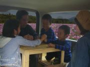 �n�C�G�[�X�@�育�����x�b�h�L�b�g�Řr���o���Ă���摜�B