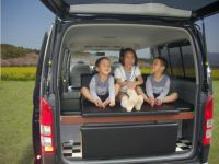 �R��V�[�g��̃n�C�G�[�X�x�b�h�L�b�g�̌���Ɍ������Ɏq�����R�l�����Ă���