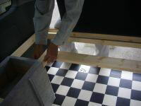 ハイエースベッドキットの最後部のマットを蝶ネジで締めている