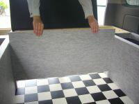 ハイエースベッドキットに仕切り板を差し込んでいる