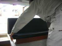 ハイエースベッドキットにフロントのマットを設置している