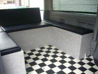 ハイエースベッドキットの設置が完了した状態