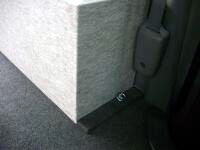 ハイエースベッドキットを設置した左前のタイダウンフック