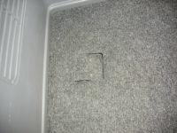 ハイエース床のタイダウンフックがカーペットが被さっている状態