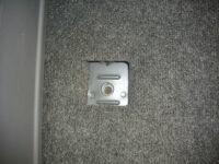 ハイエース床のタイダウンフック部のカーペットを内側に折り込んでいる