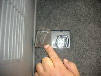 ハイエース床のタイダウンフック部のカーペットをめくってボルトを露出させている