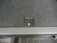 ハイエース床のスペアタイヤ部のカーペットを折り込んでいる