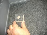 ハイエース床のタイダウンフックの位置にスペーサーを設置している