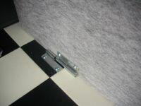 ハイエースベッドキットの取付金具を差し込んでいる